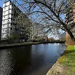 Serene 2-Bed Flat With Canal Views - Coop Live & Ethiad